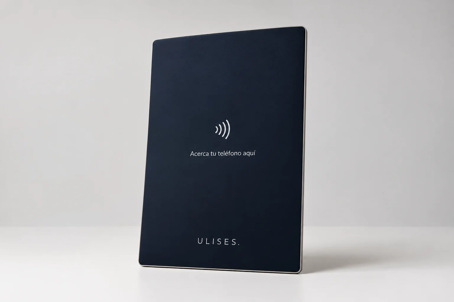 El Totem: placa de vidrio navy con canto metálico y el símbolo de acercar el teléfono.